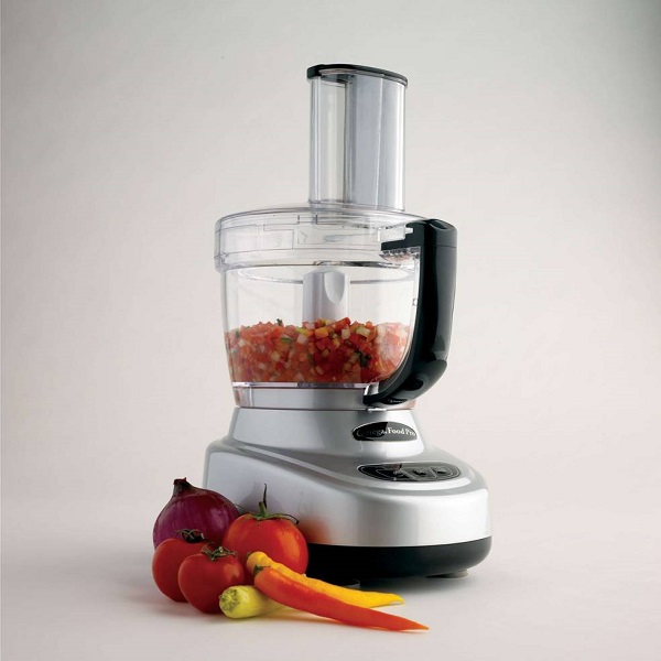 Photo Credit http://micocinavegetariana.com/los-10-aparatos-esenciales-para-la-cocina-vegana/food-processor/